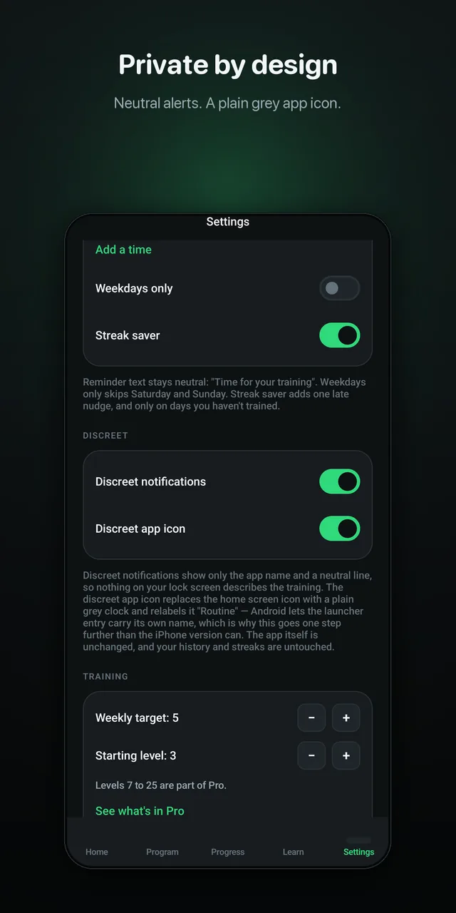 The settings screen: discreet notifications and a neutral app icon, with the weekly session target and the starting level.